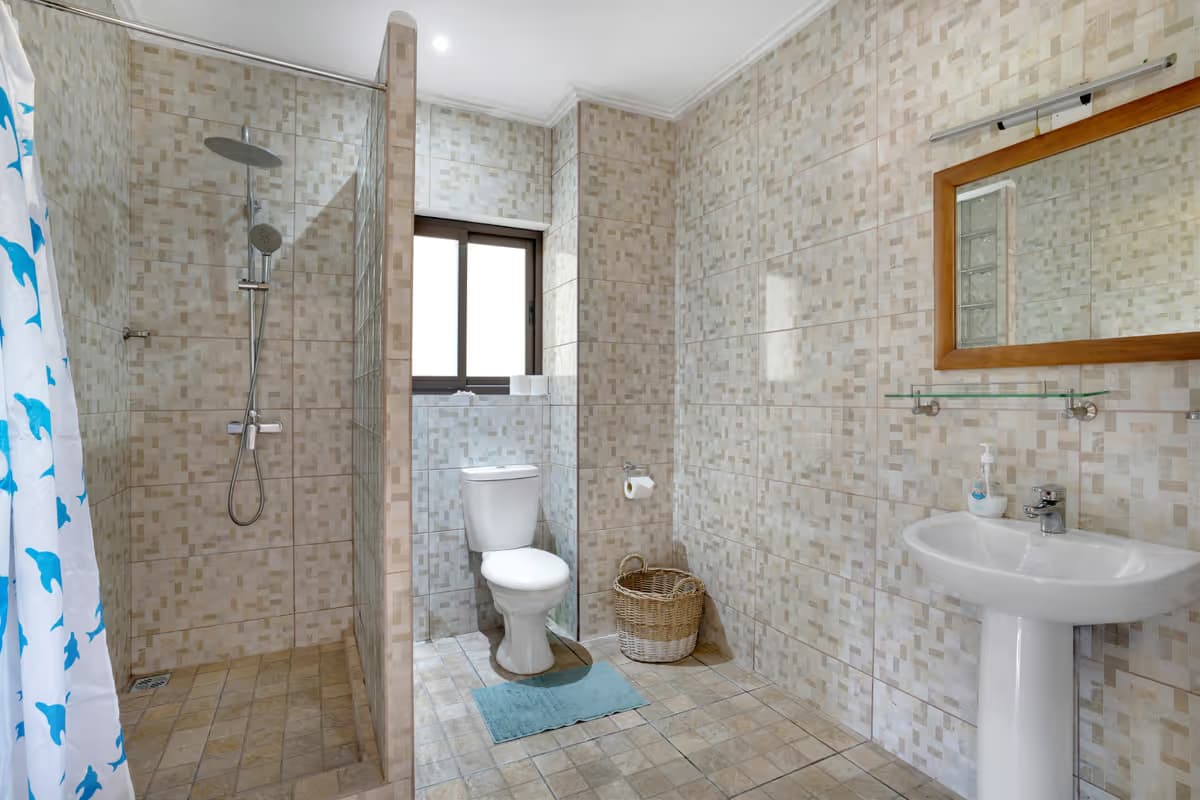 Bathroom Red room sea view