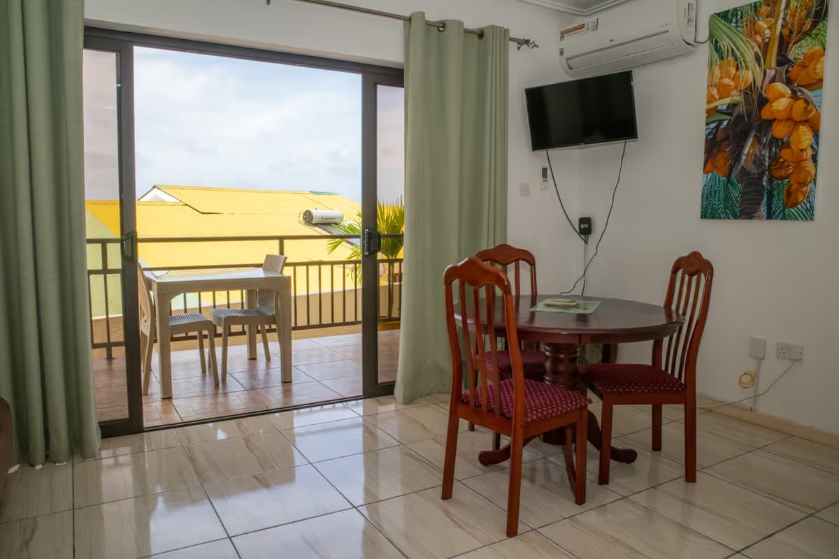 Living room Yellow room sea view