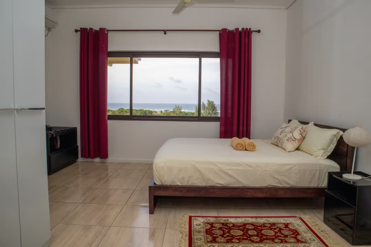 Bedroom Yellow room sea view