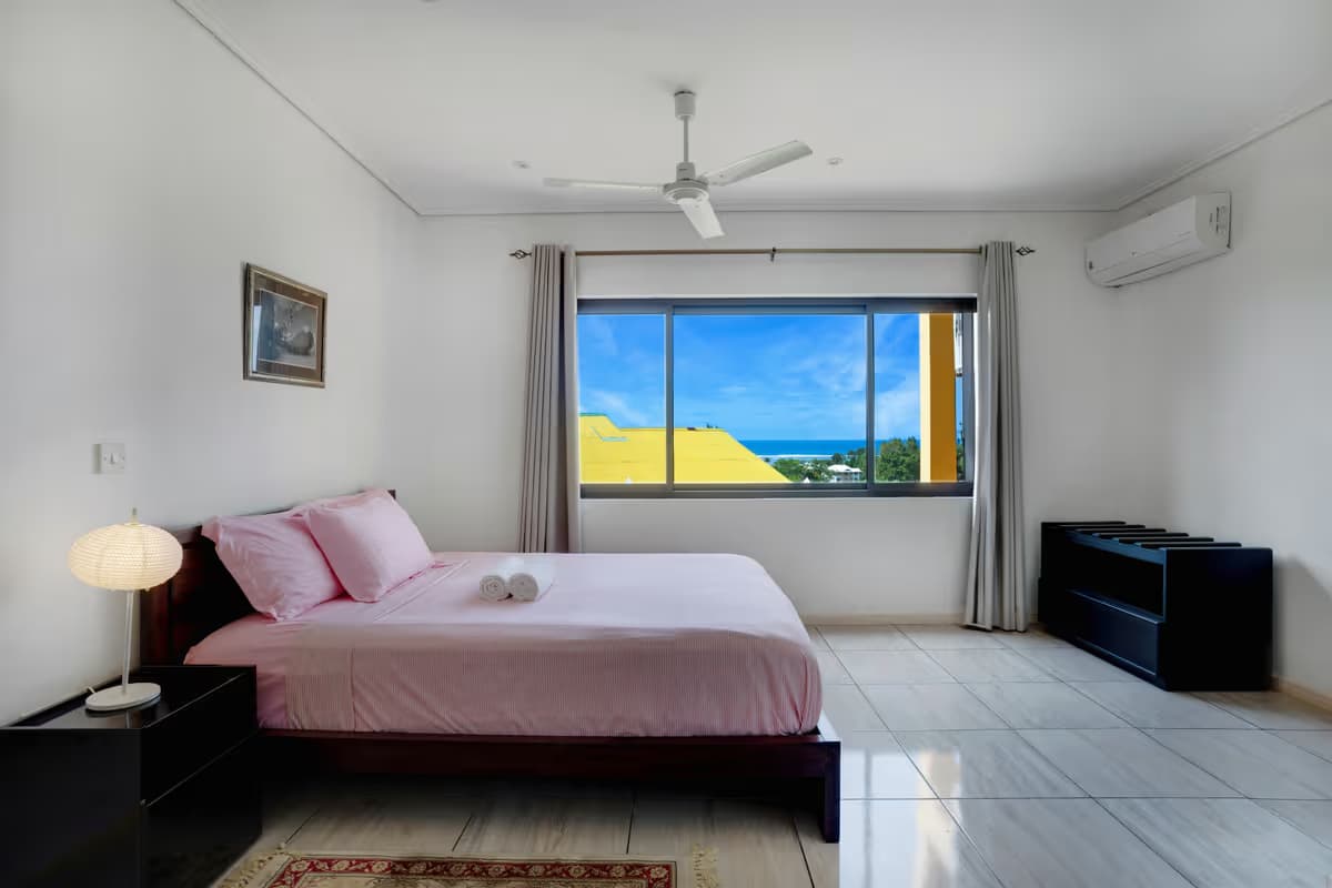 Bedroom Red room sea view