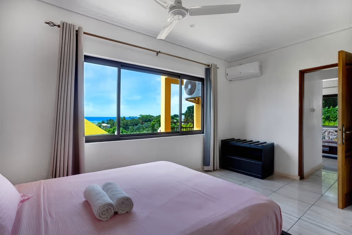 Bedroom Red room sea view